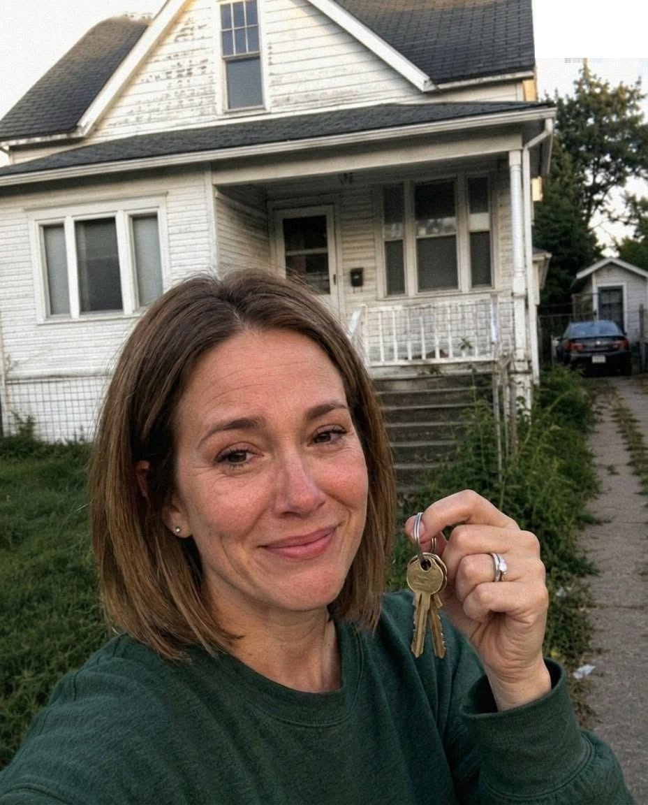 Compré la casa de mi infancia en una subasta; la primera noche que volví de vuelta, mi madre me llamó llorando y dijo: 'Por favor, dime que no has encontrado la habitación que tu padre selló'