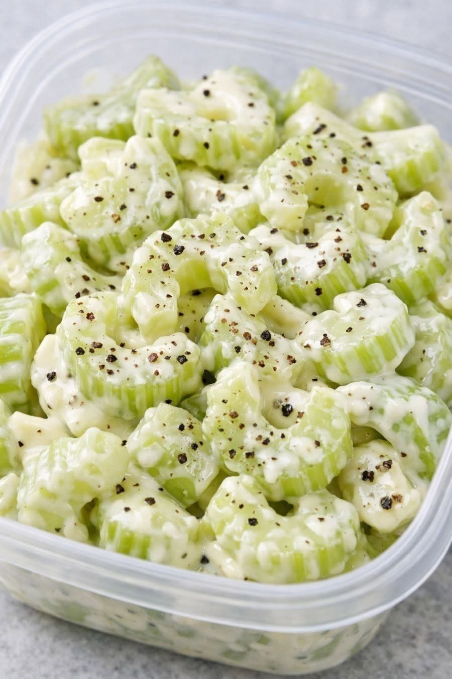 Ensalada cremosa de apio (guarnición clásica fácil con solo 4 ingredientes)