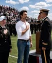 Conduje dieciocho horas en un camión semirremolque viejo para ver a mi hija convertirse en oficial del ejército… Pero antes de que terminara la ceremonia, un general de tres estrellas se dio cuenta de la desgastada pulsera de cuero en mi muñeca y se quedó completamente en silencio.