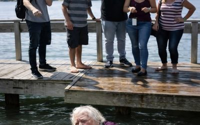 La empujaron al lago creyendo que no pasaría nada… pero nadie imaginó cómo reaccionaría ella después.