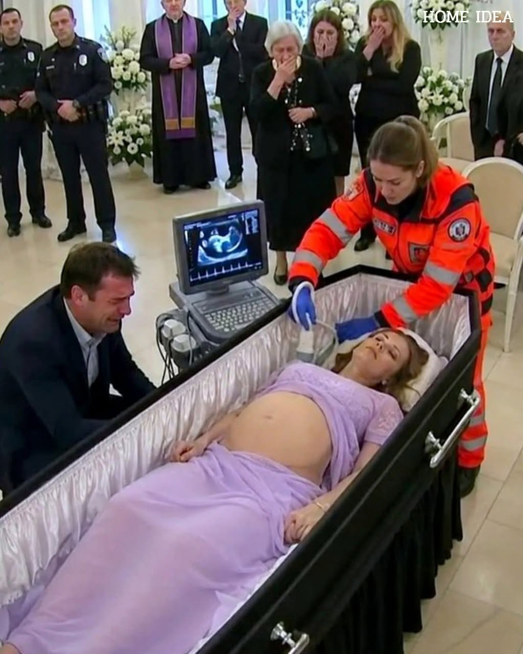 Mientras preparaban el cuerpo de su esposa embarazada para la cremación, el esposo pidió abrir el ataúd por última vez