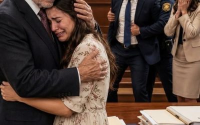 La jueza la dejó en la calle con 8 meses de embarazo… pero su madre perdida entró al juzgado y destruyó la sonrisa de su esposo