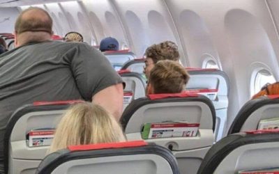 La azafata le pidió al hombre que se bajara del avión debido a su tamaño, pero él dio una explicación inesperada.