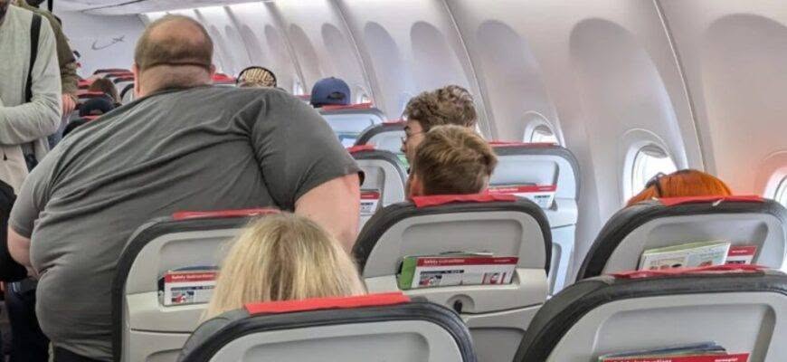 La azafata le pidió al hombre que se bajara del avión debido a su tamaño, pero él dio una explicación inesperada.