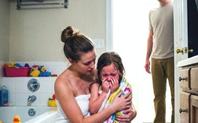 Adoptó a una niña silenciosa y luego encontró la marca que lo cambió todo