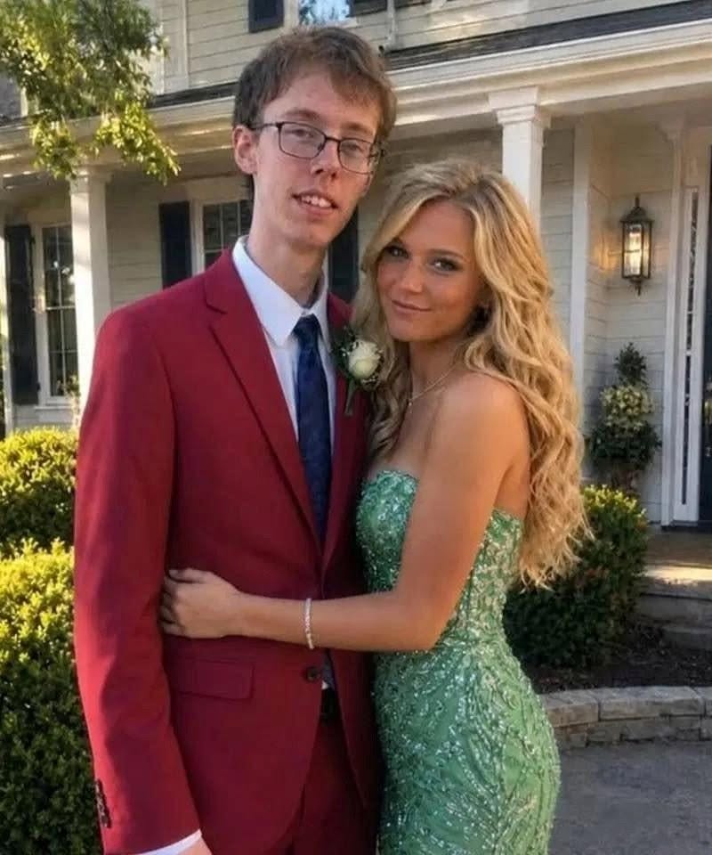Pagué al crush de mi hijo para invitarle al baile de graduación; cuando vi fotos de esa noche, no podía creer lo que veía