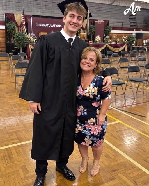 Mi madre me crió sola, pero en mi graduación universitaria, mi padre biológico apareció y dijo que me había mentido toda mi vida