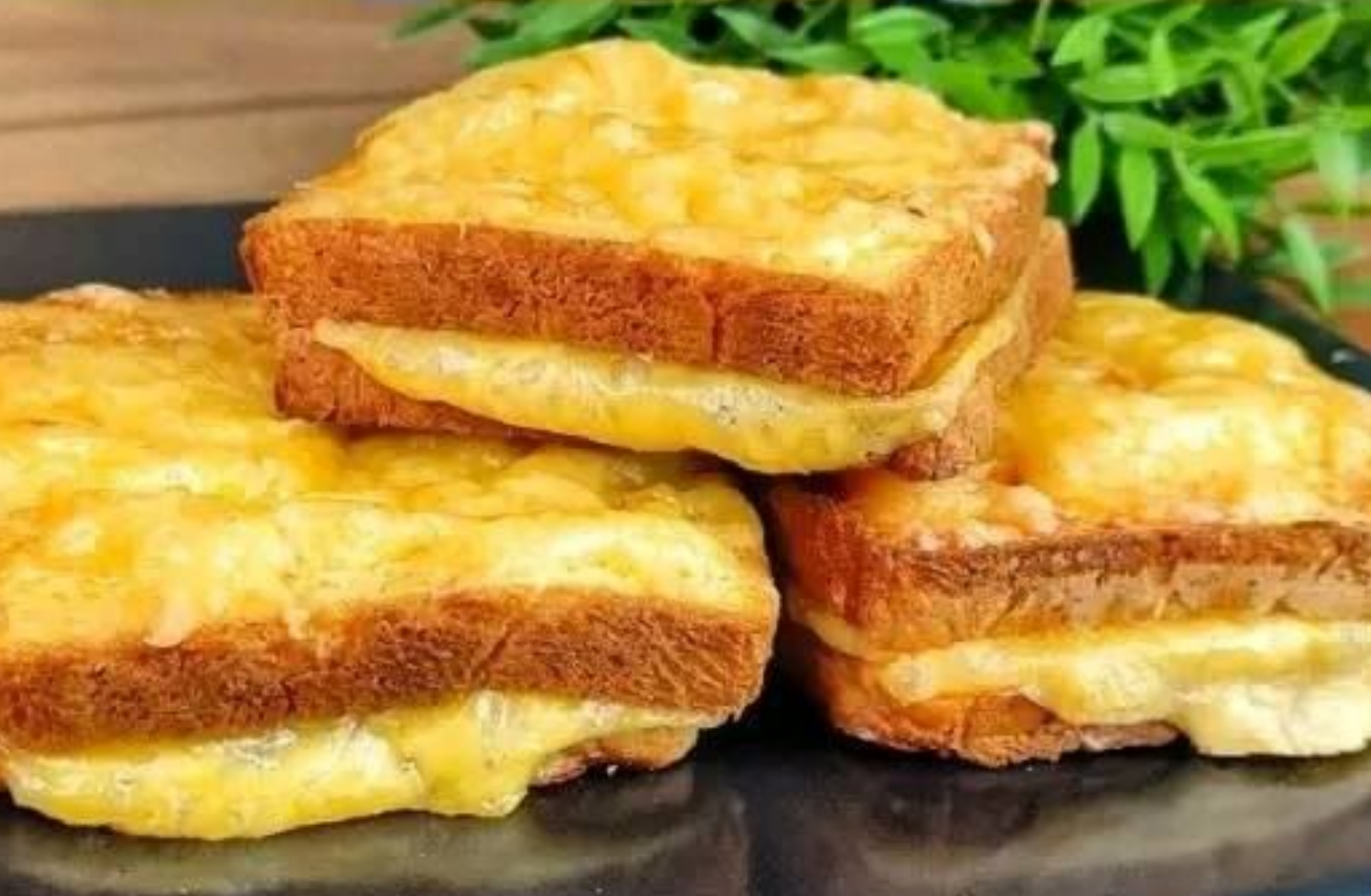 Tostada con huevo en un agujero hecha en freidora de aire: tu nuevo desayuno estrella de 10 minutos.