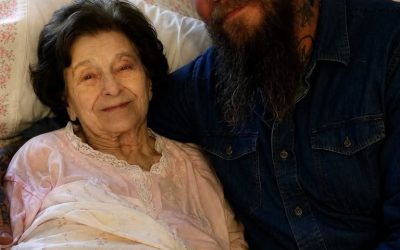 Mi madre de 81 años contrató a un motociclista tatuado como cuidador, y cuando descubrí por qué, mis rodillas cedieron