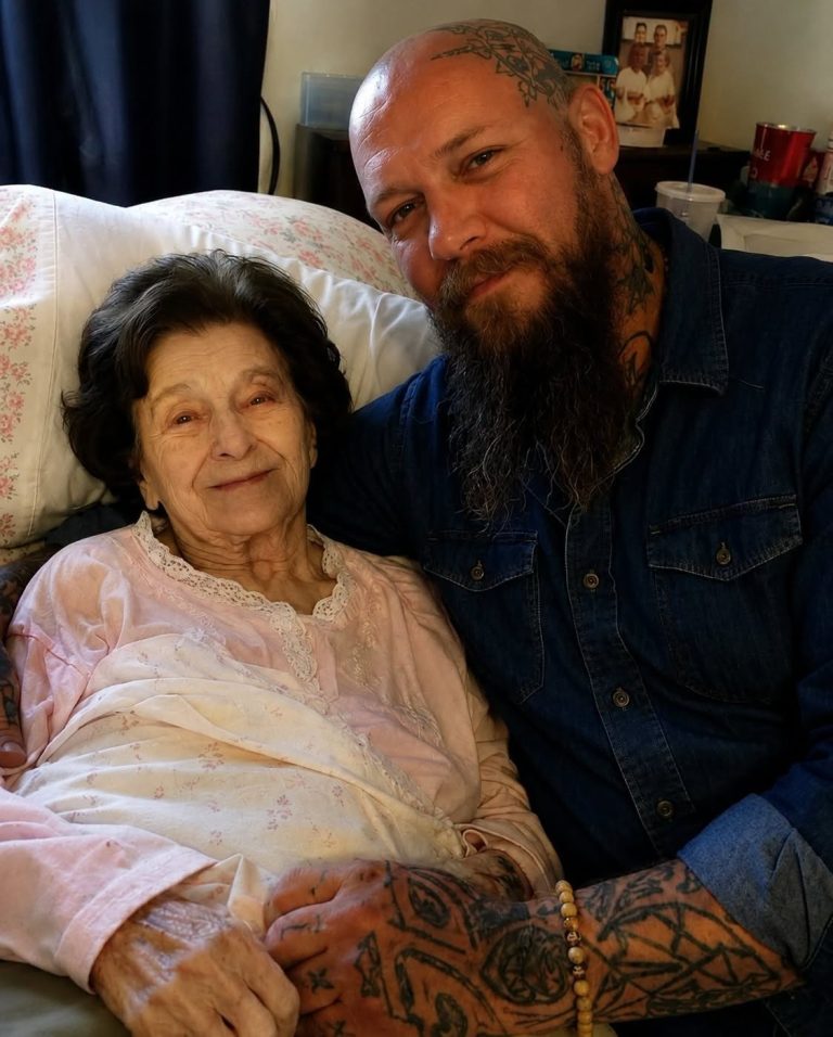 Mi madre de 81 años contrató a un motociclista tatuado como cuidador, y cuando descubrí por qué, mis rodillas cedieron