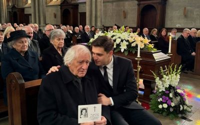 En el funeral de mi hija, mi yerno se inclinó hacia mí y me susurró: "Tienes 24 horas para irte de mi casa". Lo miré fijamente a los ojos...