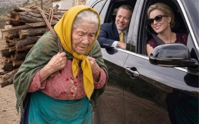 La vida de un hombre rico se desmorona en un polvoriento camino rural cuando la anciana a la que acaba de engañar se da la vuelta y revela el rostro de la madre a la que había enterrado veinte años atrás.